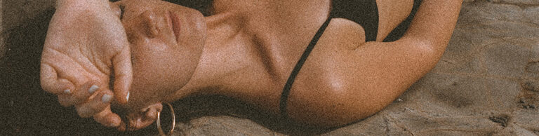 Срочно в косметичку: 4 средства, которые увлажняют, питают и защищают кожу от солнца.