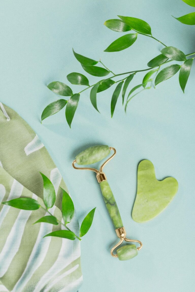 Гуаша для тела, роллер для лица и запрет на лед: узнали китайские бьюти-секреты и спросили, подходят ли они нам.