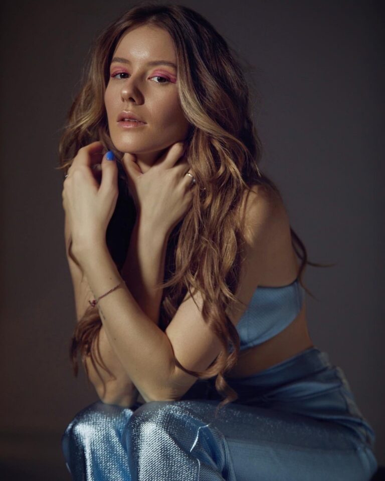 «Парфюм помогает настроиться под персонажа — он может быть сильным, мягким или скрытным»: бьюти-рутина актрисы Ирины Старшенбаум.