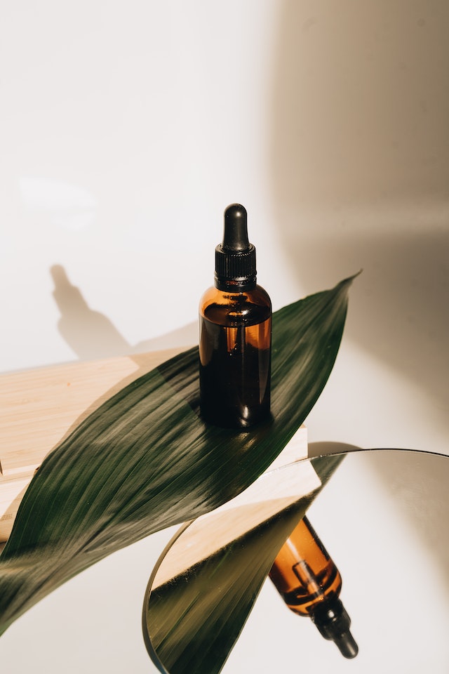 Помогает при акне (но под присмотром врача) и не сочетается с кислотами: о ретиноле в шести понятных фактах.