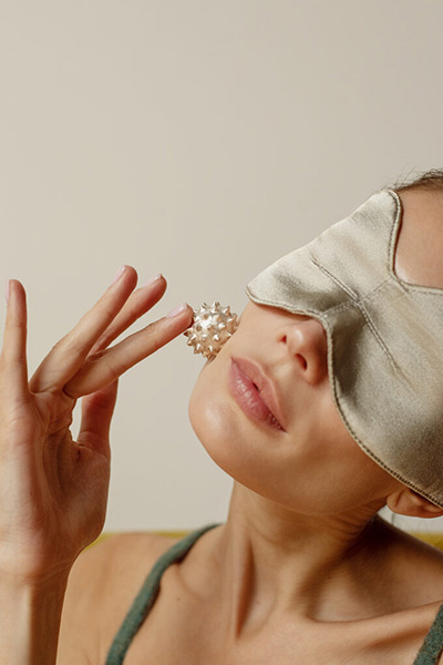 Выглядит, как маска для сна, но действует, как антиэйдж-крем: косметический химик объяснила, как работают средства Z.Kudrina, а наш менеджер проверил на себе.