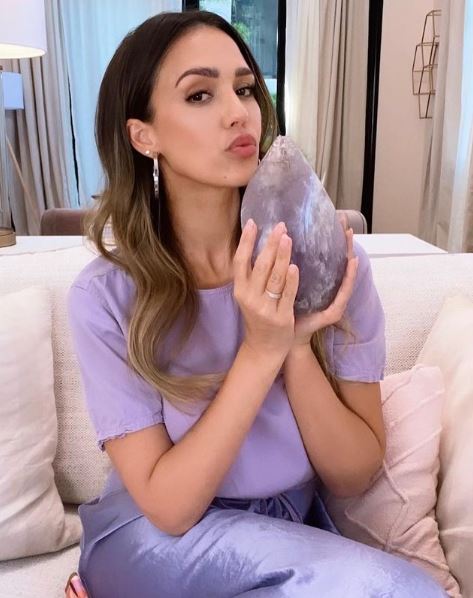 Аметист для медитации и бальзам с аргинином — лайфхаки, которые помогают Джессике Альбе выглядеть идеально даже после трудного дня.