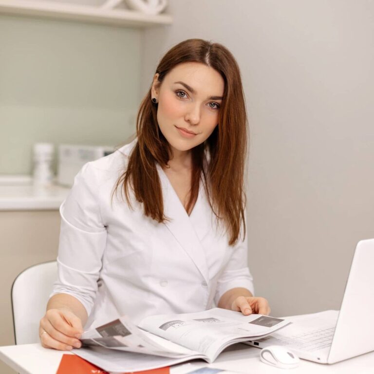 Я знаю слишком много о косметике: врач-косметолог Елена Доброгорская о том, как выглядит ее бьюти-рутина.