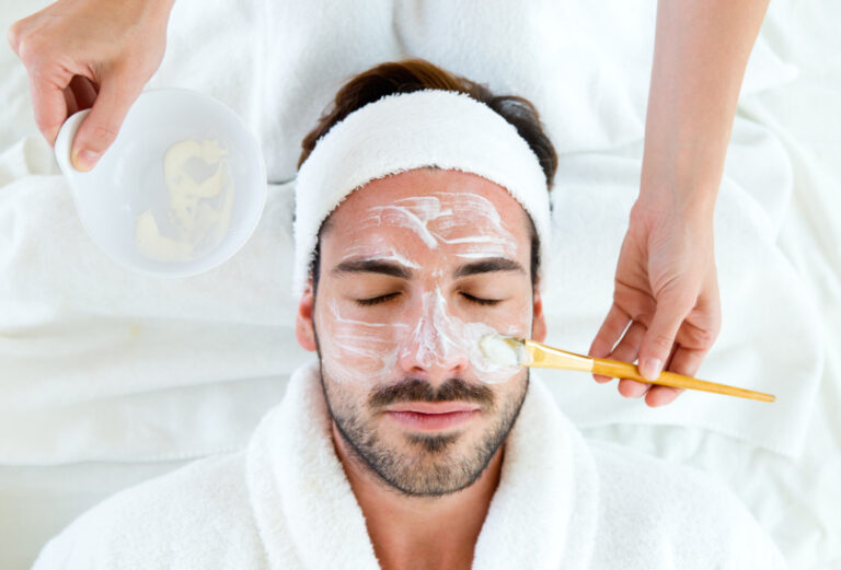 Не только парикмахерские и барбершопы: по статистике мужчины стали чаще ходить в салоны красоты, узнали у косметолога их любимые процедуры.