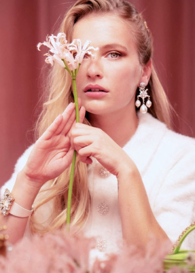 Звезда сериала «Эмили в Париже» Камилль Раза — о свободе от макияжа и красоте по-французски.