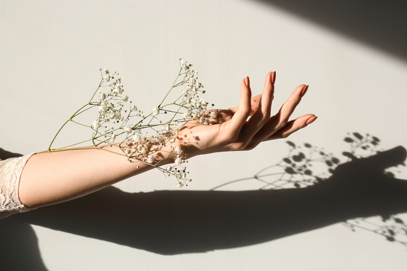 Мы знаем, почему зимой сохнет кожа, и что с этим делать.