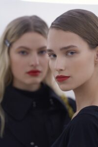 Акцент на губы и нетронутые ресницы — главный тренд этой весны (смотрите пример от Chanel).